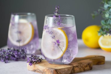Kesme tahtasında sergilenen taze lavanta limonatası. Narin lavanta filizleri içkinin görsel cazibesini arttırır. Detoks ve bitkisel içecek. Üst Manzara. Yüksek kalite fotoğraf