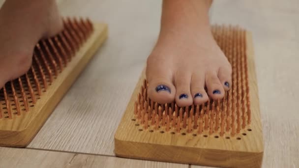 女性の足を爪でボード上に立っている 佐渡板 裸足女性立ち上のヨガ爪ボード — ストック動画