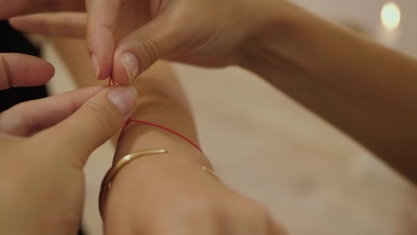 Ritual Religioso Fecha Mãos Femininas Amarram Fio Vermelho Redor Pulso — Vídeo de Stock