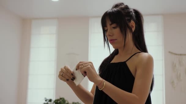 Belle Femme Tenant Morceau Papier Plié Dans Les Mains Inspiré — Video