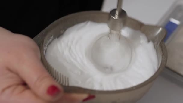 Μείγμα Προετοιμασίας Βαφών Μαλλιών Χέρια Των Κομμωτών Αναμειγνύουν Χρώμα Ένα — Αρχείο Βίντεο