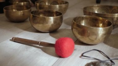 Tibet şarkı kaseleri ve tokmağı yere yakın.