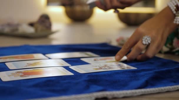 Kristályfigyelő Kéz Tarot Kártyákat Terít Egy Kék Szőnyegre Jövőjóslási Rituálé — Stock videók