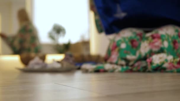 Кришталева Рука Годинника Розкладає Синій Килим Підготовка Божественного Ритуалу Передбачення — стокове відео
