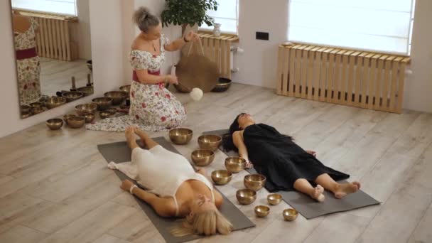Красиві Лежать Дві Жінки Білому Чорному Які Мають Розслаблюючу Звукову — стокове відео