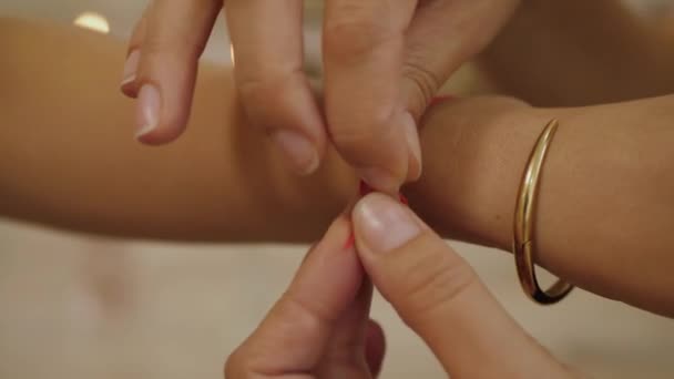 女性的手与宗教仪式紧密相连 在女人的手腕上系上一根红线 作为好运与和平的祝福 — 图库视频影像