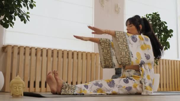 积极的漂亮女人做瑜伽运动 — 图库视频影像