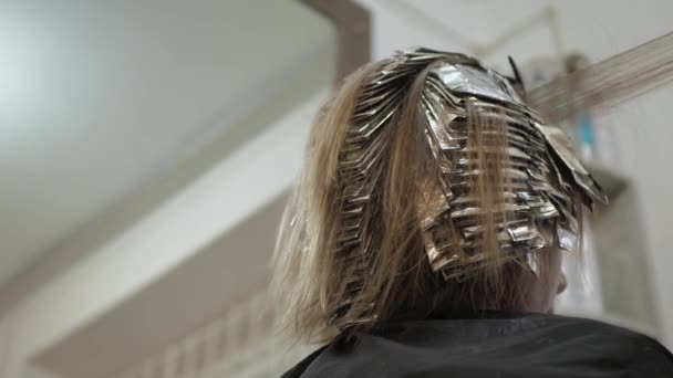 乾燥した女性の髪 コピースペース ヘアスタイリストは美容室でヘアドライヤーを使用しています — ストック動画