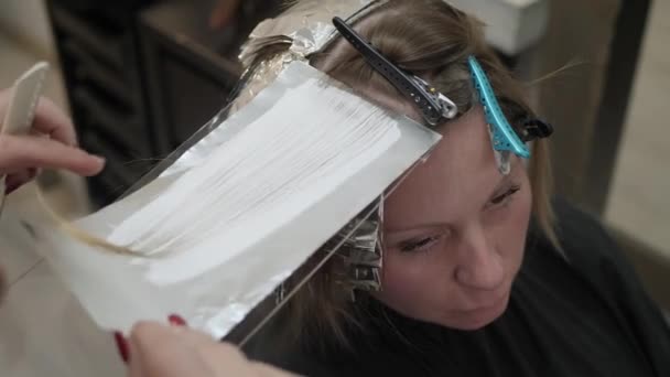 Haarmeister Faltet Weibliche Haarsträhnen Eine Spezielle Folie Prozess Der Hervorhebung — Stockvideo
