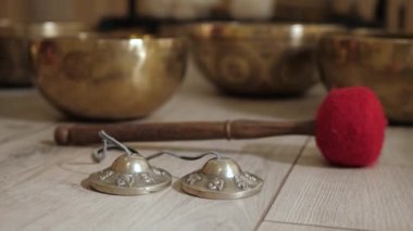 Küçük Tibet şarkı kaseleri ve tokmağı yere yakın.