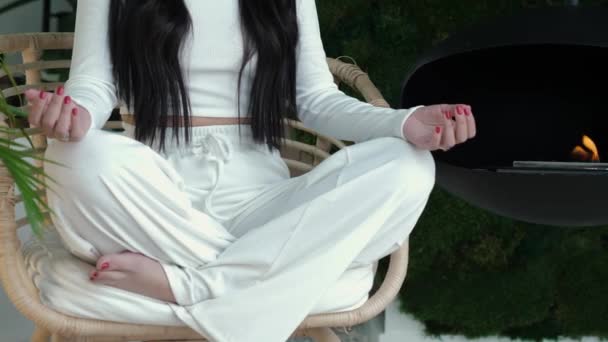 Mulher Irreconhecível Branco Senta Pernas Cruzadas Cadeira Quarto Com Vegetação — Vídeo de Stock