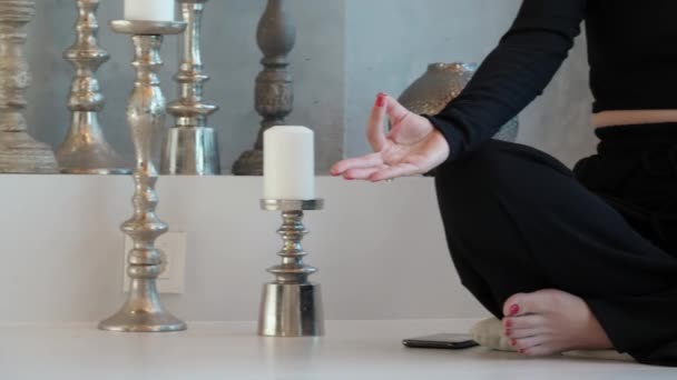 Mulher Irreconhecível Senta Pernas Cruzadas Karemat Práticas Meditação Harmonia Interior — Vídeo de Stock