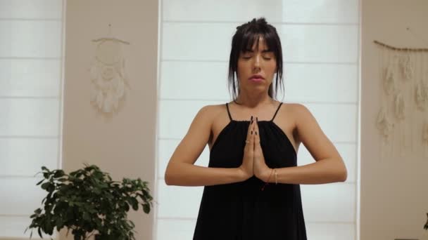 Mulher Bonita Mostrando Namaste Palmas Juntas Mãos Senhora Orante Religião — Vídeo de Stock