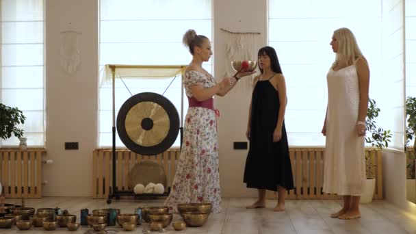 Beyaz Siyah Elbiseli Güzel Kadınlar Rahatlatıcı Bir Ses Terapisi Yapıyorlar — Stok video