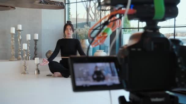 Γυναίκα Blogger Ομορφιά Μιλάει Κάθεται Σταυροπόδι Συμμετέχουν Γιόγκα Βίντεο Συνέδριο — Αρχείο Βίντεο