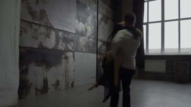 Νεαρό Ζευγάρι Χορεύει Στο Στούντιο Χορευτές Άντρας Και Γυναίκα Στροβιλίζονται — Αρχείο Βίντεο