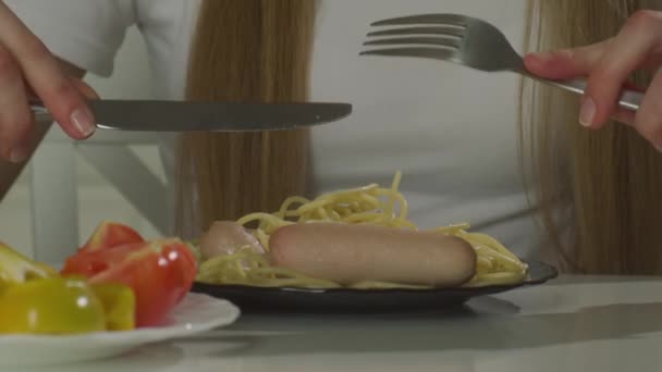 Kobiecy Ręka Nastolatka Biorę Makaron Talerz Sztućce Makaron Kiełbasą Pomidorami — Wideo stockowe