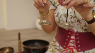 Küçük Tibet çanağı müzik çanlarıyla oynayan tanınmayan bayan eğitmen, yakın plan, ayurveda iyileştirme yoga meditasyonu
