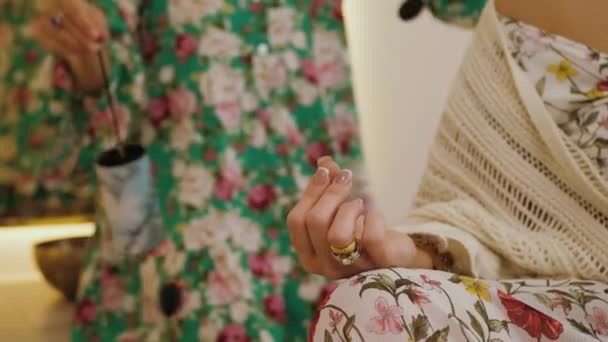 Vrouwelijke Handen Maken Geluid Trillingen Van Koshi Chimes Kopieer Ruimte — Stockvideo