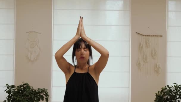 Femeia Frumoasă Păr Negru Care Arată Namaste Palmele Împreună Meditează — Videoclip de stoc