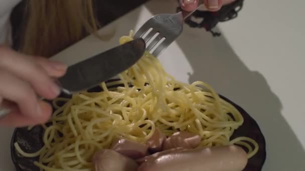 Γυναικεία Χέρια Παίρνουν Ζυμαρικά Από Ένα Πιάτο Μαχαιροπήρουνα Ζυμαρικά Λουκάνικο — Αρχείο Βίντεο