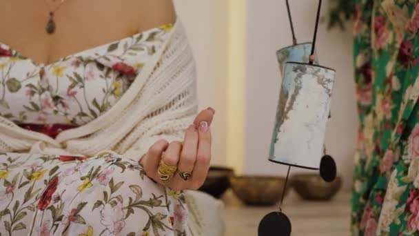 Βουδιστική Μουσική Θεραπεία Τελετουργικό Κοντινό Πλάνο Γυναικεία Χέρια Κάνουν Ήχο — Αρχείο Βίντεο