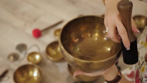 Musicoterapia Budista Primer Plano Ritual Espacio Para Copiar Las Manos — Vídeo de stock