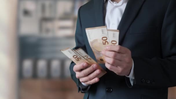 Onherkenbare Zakenman Telt Geld Kopieerruimte Geluksvogel Die Euro Vasthoudt Telt — Stockvideo