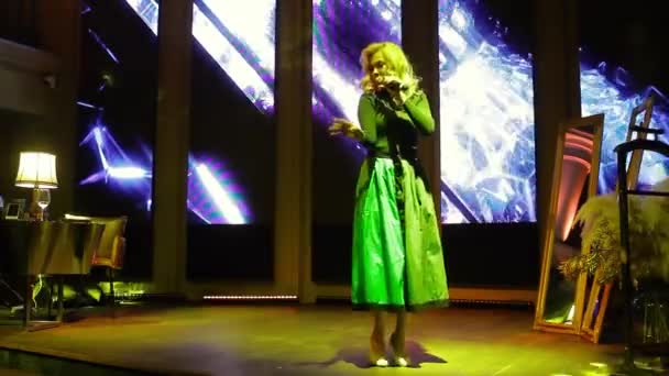 Cantante Rubia Con Micrófono Vestido Verde Señora Emocionalmente Canta Gesticula — Vídeos de Stock
