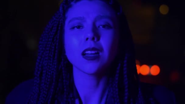 Portret Neonowej Wokalistki Mody Piękna Seksowna Młoda Kobieta Śpiewa Patrzy — Wideo stockowe