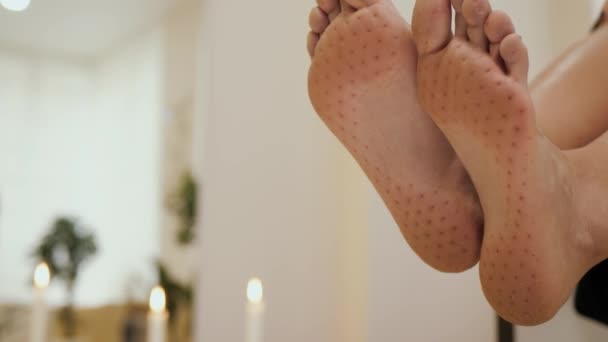 Kobiecy Noga Stanie Deska Gwóźdź Kopia Spacja Deska Sadhu Boso — Wideo stockowe