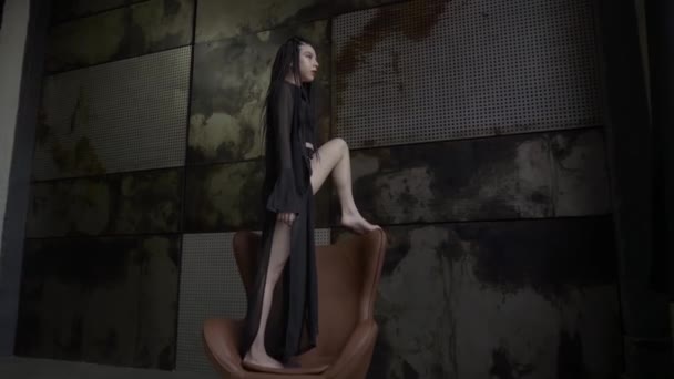 Siyah Şık Elbiseli Güzel Seksi Asyalı Kadın Karanlık Bir Odada — Stok video