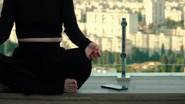 Felismerhetetlen Keresztbe Tett Lábbal Meditál Fekete Ruhás Hölgy Jógában Tetőteraszon — Stock videók