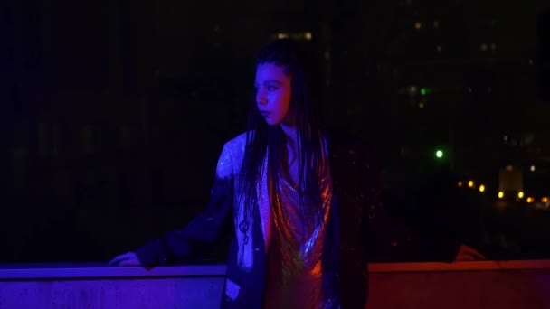 Neon Trendiga Asiatiska Kvinna Flirta Långsamt Natten Gatan Vaporwave Hipster — Stockvideo