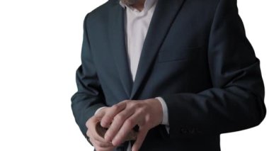 Şanslı adam avroyu elinde tutuyor ve onları beyaz arka planda cebine koyuyor. Tanınmayan işadamı nakit para saklıyor. Gelir veya rüşvet kavramı, sigorta veya kredi, sermaye yatırımı