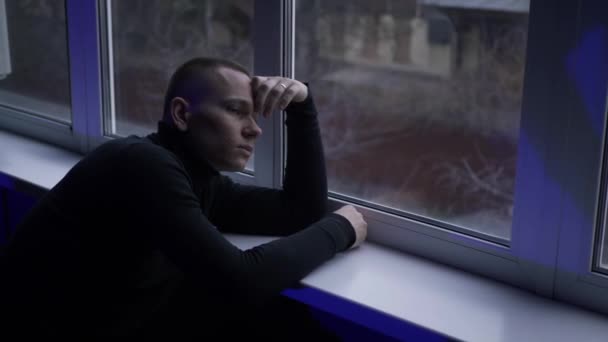Guy Schaut Aus Dem Fenster Frustrierter Junger Mann Denkt Die — Stockvideo