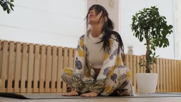 Actieve Mooie Vrouw Doen Yoga Oefening Karemat Praktijken Harmonie Evenwicht — Stockvideo