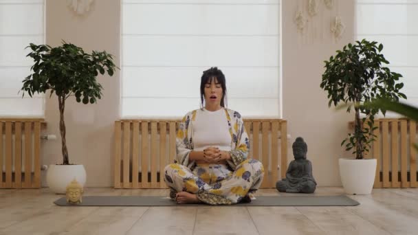 Mooie Vrouw Zit Gekruiste Benen Karemat Beoefent Meditatie Met Gesloten — Stockvideo