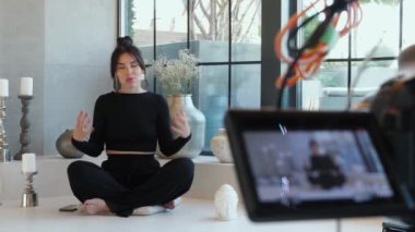 Kadın güzellik blogcusu konuşuyor, bacak bacak üstüne atıyor, video konferansına katılıyor, müşterilerle uzaktan pazarlık yapıyor, sayıyor. Çalışma ve öğrenim için video eğitimi