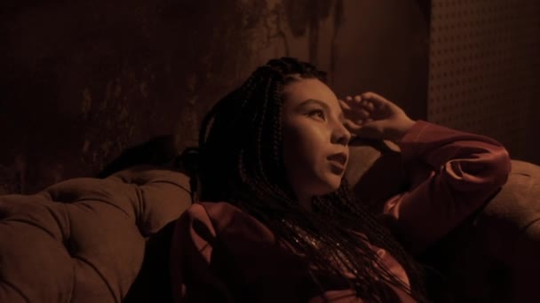 Красивая Привлекательная Сексуальная Азиатка Косичками Сидит Диване Позирует Темной Комнате — стоковое видео