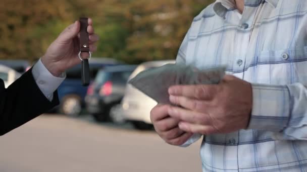Πώληση Ενοικίαση Αυτοκινήτου Επιχειρηματίας Ιδιοκτήτης Αυτοκινήτου Παραδίδει Κλειδιά Νέο Ώριμο — Αρχείο Βίντεο