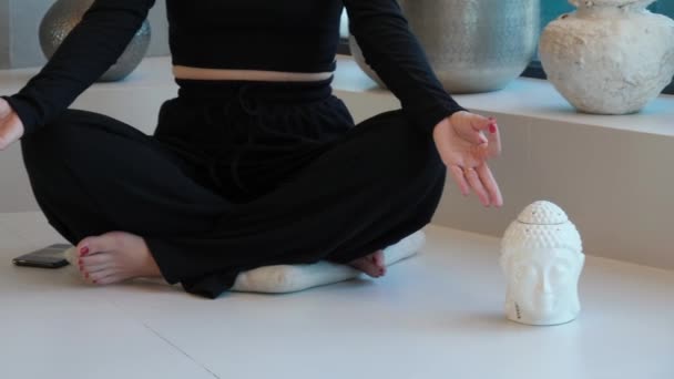 Mulher Irreconhecível Senta Pernas Cruzadas Pratica Meditação Harmonia Interior Equilíbrio — Vídeo de Stock