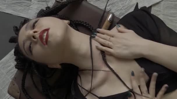 Mooie Sexy Aziatische Vrouw Zwarte Elegante Jurk Ligt Flirt Vloer — Stockvideo