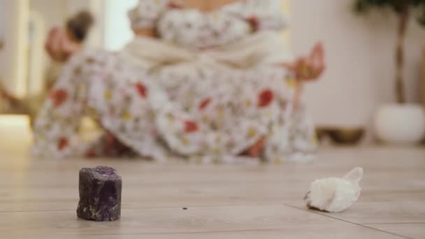 Eine Unkenntliche Frau Hellen Kleid Sitzt Schneidersitz Auf Dem Boden — Stockvideo