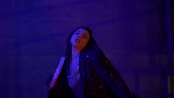 Piękne Sexy Azji Kobieta Powoli Taniec Machając Jej Warkocze Włosy — Wideo stockowe