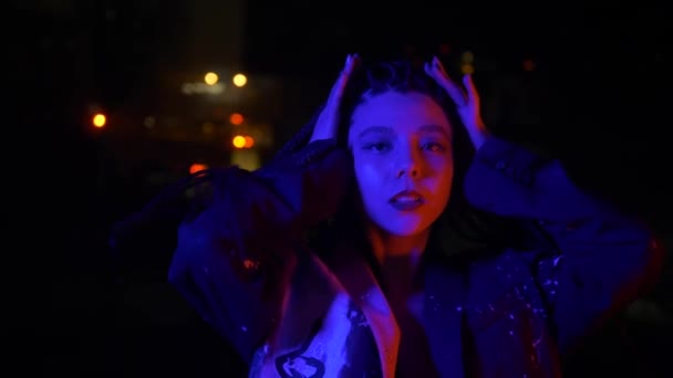 Neon Divat Ázsiai Érzékien Fogdossa Fejét Kamerát Nézi Éjszakai Utcában — Stock videók