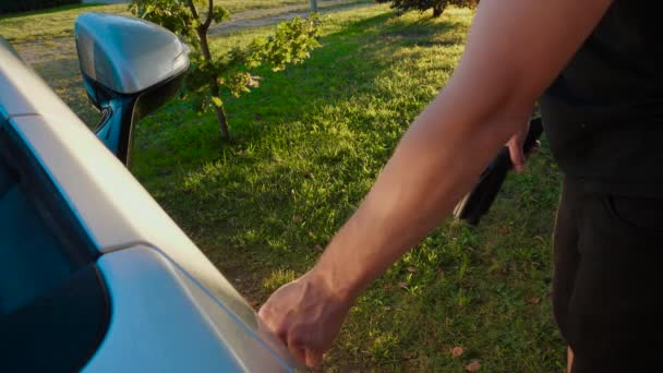 Mans Χέρι Εισάγει Συνδετήρα Δύναμης Στο Αυτοκίνητο Υψηλή Γωνία Κοντινό — Αρχείο Βίντεο