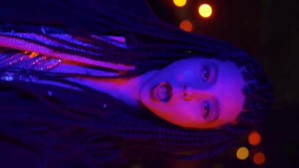 Függőleges Videó Neon Divaténekesről Ahogy Kamerát Nézi Vaporwave Hipszter Trend — Stock videók
