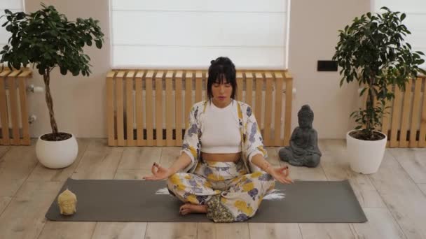 Schöne Frau Sitzt Schneidersitz Auf Karemat Verbessert Das Selbstbewusstsein Stressfrei — Stockvideo
