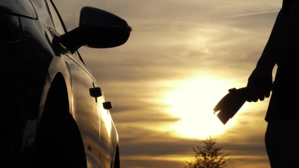 Mannelijke Hand Voegt Type Power Connector Auto Close Zonsondergang Achtergrond — Stockvideo
